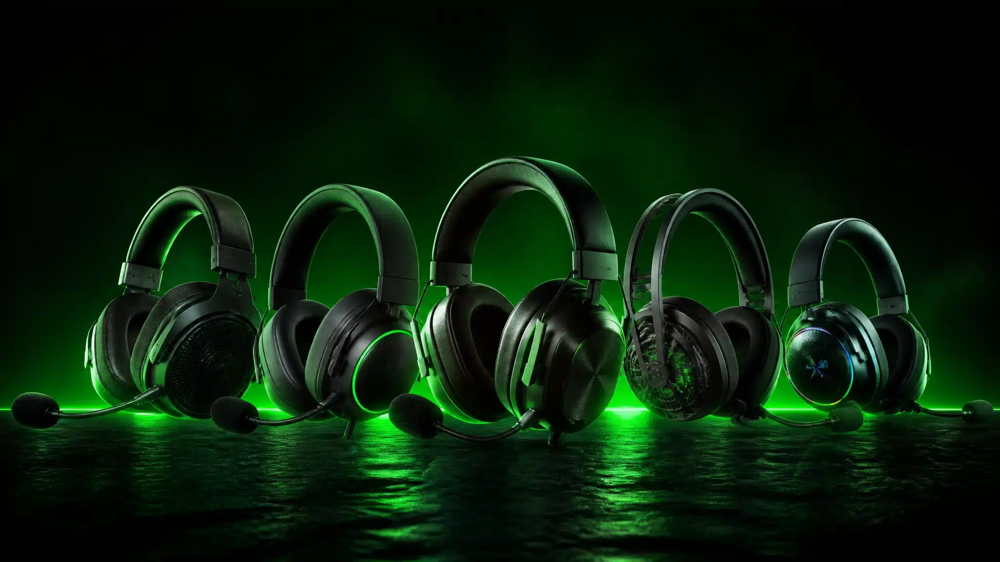 Plusieurs casques gaming de marques différentes alignés sur fond vert foncé